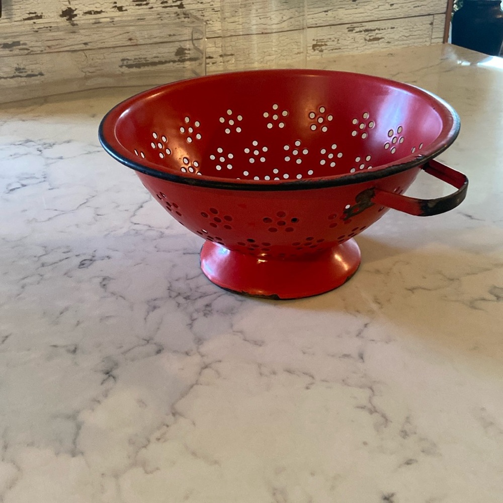Fire engine, red colander